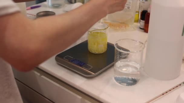 Покладіть Олію Склянку Зважте Інгредієнти Електронному Масштабі Лабораторії — стокове відео