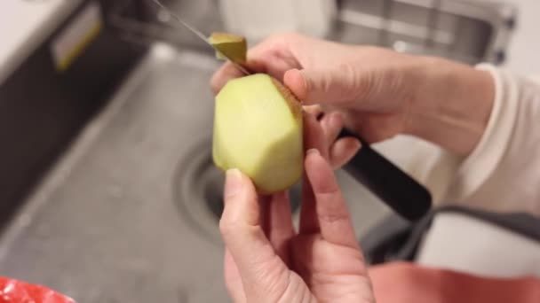 Woman Peeling Kiwi Using Knife — Vídeos de Stock