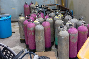 Bir depo dolusu oksijen tankı.