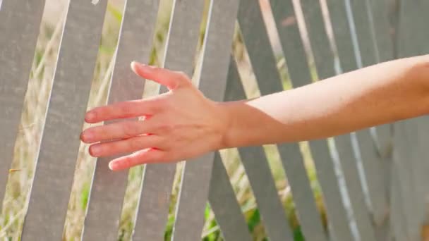 Yatay Video Insan Elinin Soğuk Çelik Bir Çite Nazikçe Dokunarak — Stok video