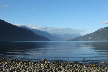 Dağları ve bulutları olan güzel bir manzara