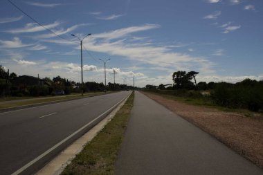 Asfalt ve mavi gökyüzü olan boş bir yol.