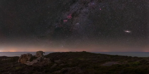 Чумацький Шлях Андромеда Над Скелястим Ландшафтом Фотографія Високої Якості — стокове фото