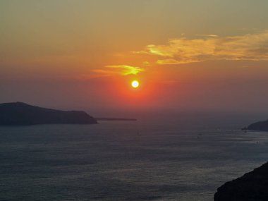 Gün batımında Santorini 'deki Oia köyünün manzarası. Yüksek kalite fotoğraf