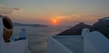 Gün batımında Santorini 'deki Oia köyünün manzarası. Yüksek kalite fotoğraf