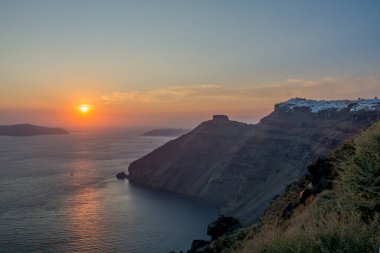 Gün batımında Santorini 'deki Oia köyünün manzarası. Yüksek kalite fotoğraf