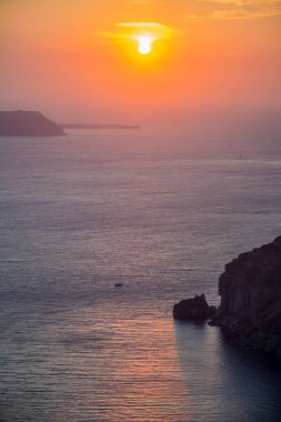 Gün batımında Santorini 'deki Oia köyünün manzarası. Yüksek kalite fotoğraf