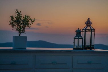 Gün batımında Santorini 'deki Oia köyünün manzarası. Yüksek kalite fotoğraf