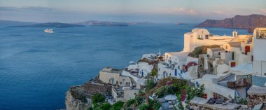 Santorini 'deki Oia köyünün manzarası. Yüksek kalite fotoğraf