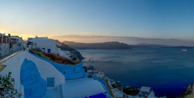 Santorini 'deki Oia köyünün manzarası. Yüksek kalite fotoğraf