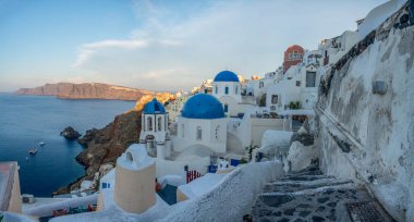 Santorini 'deki Oia köyünün manzarası. Yüksek kalite fotoğraf