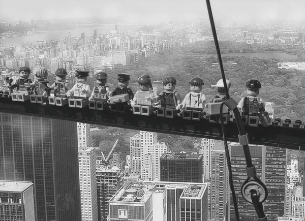 Bir gökdelenin tepesinde öğle yemeği, Lego minyatürleriyle ünlü fotoğrafın yeniden yaratılması. Yüksek kalite fotoğraf