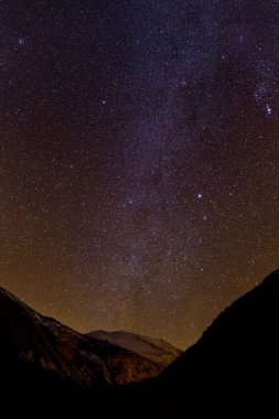 Dağlardaki Samanyolu 'nun astrofotografı. Yüksek kalite fotoğraf