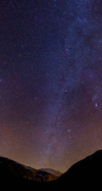 Dağlardaki Samanyolu 'nun astrofotografı. Yüksek kalite fotoğraf