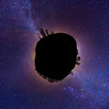 Samanyolu 'nun gökyüzünü geçen astrofotografı, mini gezegen. Yüksek kalite fotoğraf