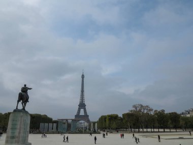 Paris 'te yürüyen Eyfel Kulesi manzarası. Yüksek kalite fotoğraf