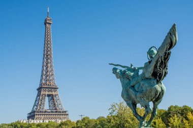 Paris 'te yürüyen Eyfel Kulesi manzarası. Yüksek kalite fotoğraf