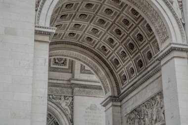 Paris 'teki Zafer Takı' nın yakın çekimi. Yüksek kalite fotoğraf