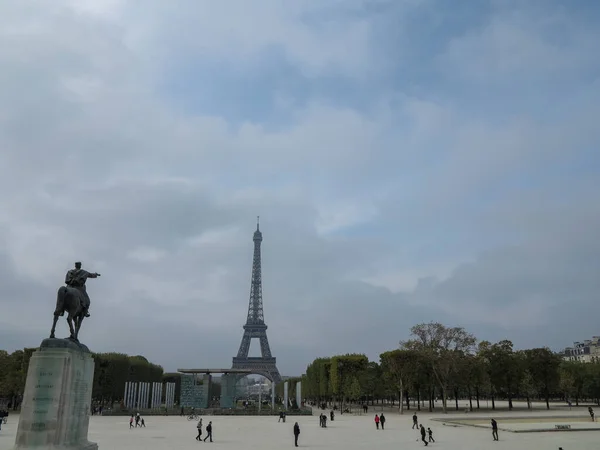 看到埃菲尔铁塔穿过巴黎的景象 高质量的照片 — 图库照片
