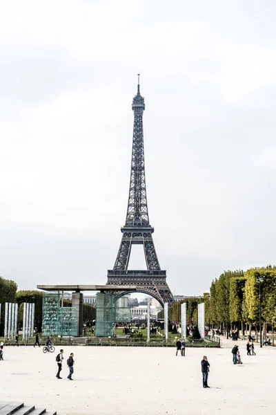 パリを歩くエッフェル塔の景色 高品質の写真 — ストック写真