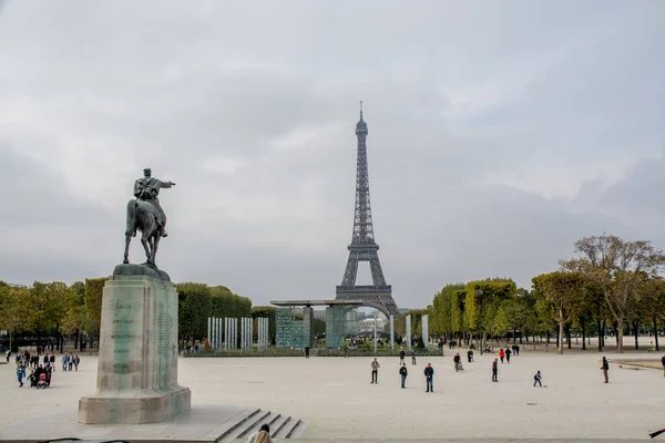 Pohled Eiffelovu Věž Procházející Paříží Kvalitní Fotografie — Stock fotografie