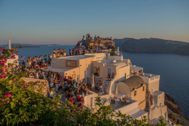 Gün batımında Santorini 'deki Oia köyünün manzarası. Yüksek kalite fotoğraf