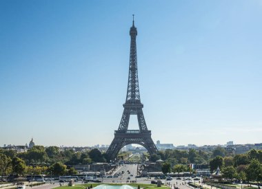 Paris 'te yürüyen Eyfel Kulesi manzarası. Yüksek kalite fotoğraf