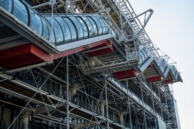 Paris 'teki Pompidou Merkezi' nde yürüyen merdivenler. Yüksek kalite fotoğraf