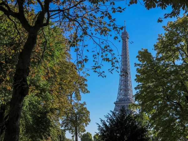 看到埃菲尔铁塔穿过巴黎的景象 高质量的照片 — 图库照片