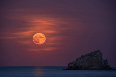 Cadaques, Costa Brava 'da bir kayanın üzerinde dolunay. Yüksek kalite fotoğraf