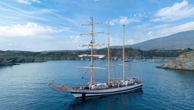 Kadavra 'da havadan bir yelkenli. Yüksek kalite fotoğraf