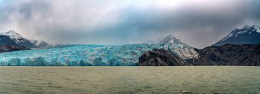 Torres del Paine Ulusal Parkı 'ndaki gri buzulda, Şili Patagonya' da. Yüksek kalite fotoğraf