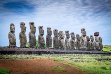 Tongariki 'de moais, Rapa Nui, Paskalya Adası. Yüksek kalite fotoğraf