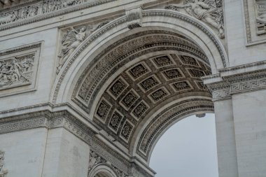 Paris 'teki Zafer Takı' nın yakın çekimi. Yüksek kalite fotoğraf