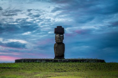 Moais 'ler gün batımında Tahai' de, Rapa Nui, Paskalya Adası. Yüksek kalite fotoğraf