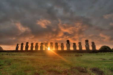 Gün doğumunda Tongariki 'de moais, Rapa Nui, Paskalya Adası. Yüksek kalite fotoğraf