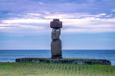 Moais 'ler gün batımında Tahai' de, Rapa Nui, Paskalya Adası. Yüksek kalite fotoğraf