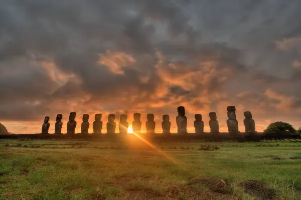 Moais Tongariki Bij Zonsopgang Rapa Nui Paaseiland Hoge Kwaliteit Foto — Stockfoto