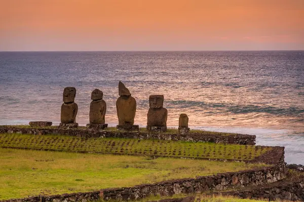 Moais 'ler gün batımında Tahai' de, Rapa Nui, Paskalya Adası. Yüksek kalite fotoğraf