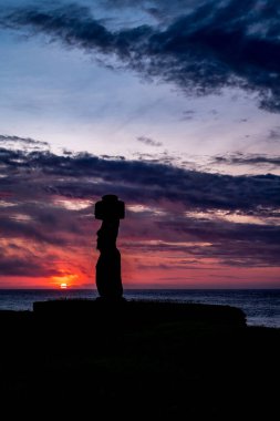 Moais 'ler gün batımında Tahai' de, Rapa Nui, Paskalya Adası. Yüksek kalite fotoğraf