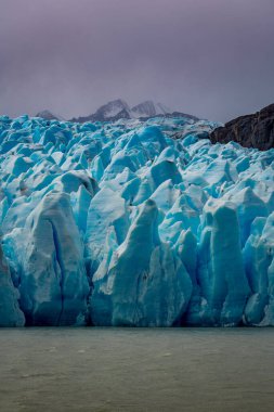 Torres del Paine Ulusal Parkı 'ndaki gri buzulda, Şili Patagonya' da. Yüksek kalite fotoğraf