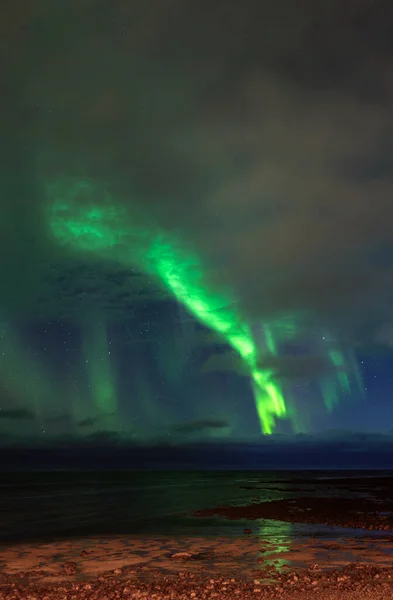 İzlanda 'da denizin üzerinde Aurora Borealis. Yüksek kalite fotoğraf