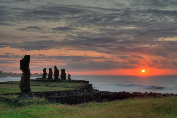 Moais 'ler gün batımında Tahai' de, Rapa Nui, Paskalya Adası. Yüksek kalite fotoğraf