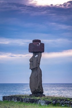 Moais 'ler gün batımında Tahai' de, Rapa Nui, Paskalya Adası. Yüksek kalite fotoğraf