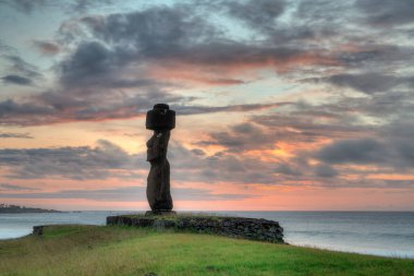 Moais 'ler gün batımında Tahai' de, Rapa Nui, Paskalya Adası. Yüksek kalite fotoğraf