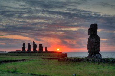 Moais 'ler gün batımında Tahai' de, Rapa Nui, Paskalya Adası. Yüksek kalite fotoğraf