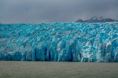 Torres del Paine Ulusal Parkı 'ndaki gri buzulda, Şili Patagonya' da. Yüksek kalite fotoğraf