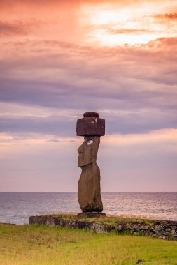 Moais 'ler gün batımında Tahai' de, Rapa Nui, Paskalya Adası. Yüksek kalite fotoğraf