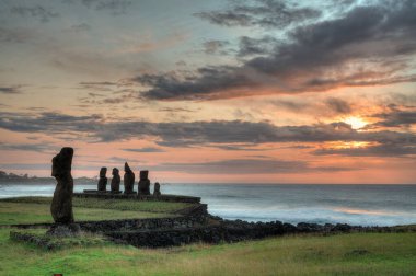Moais 'ler gün batımında Tahai' de, Rapa Nui, Paskalya Adası. Yüksek kalite fotoğraf