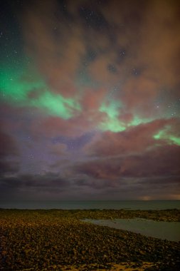 İzlanda 'da denizin üzerinde Aurora Borealis. Yüksek kalite fotoğraf